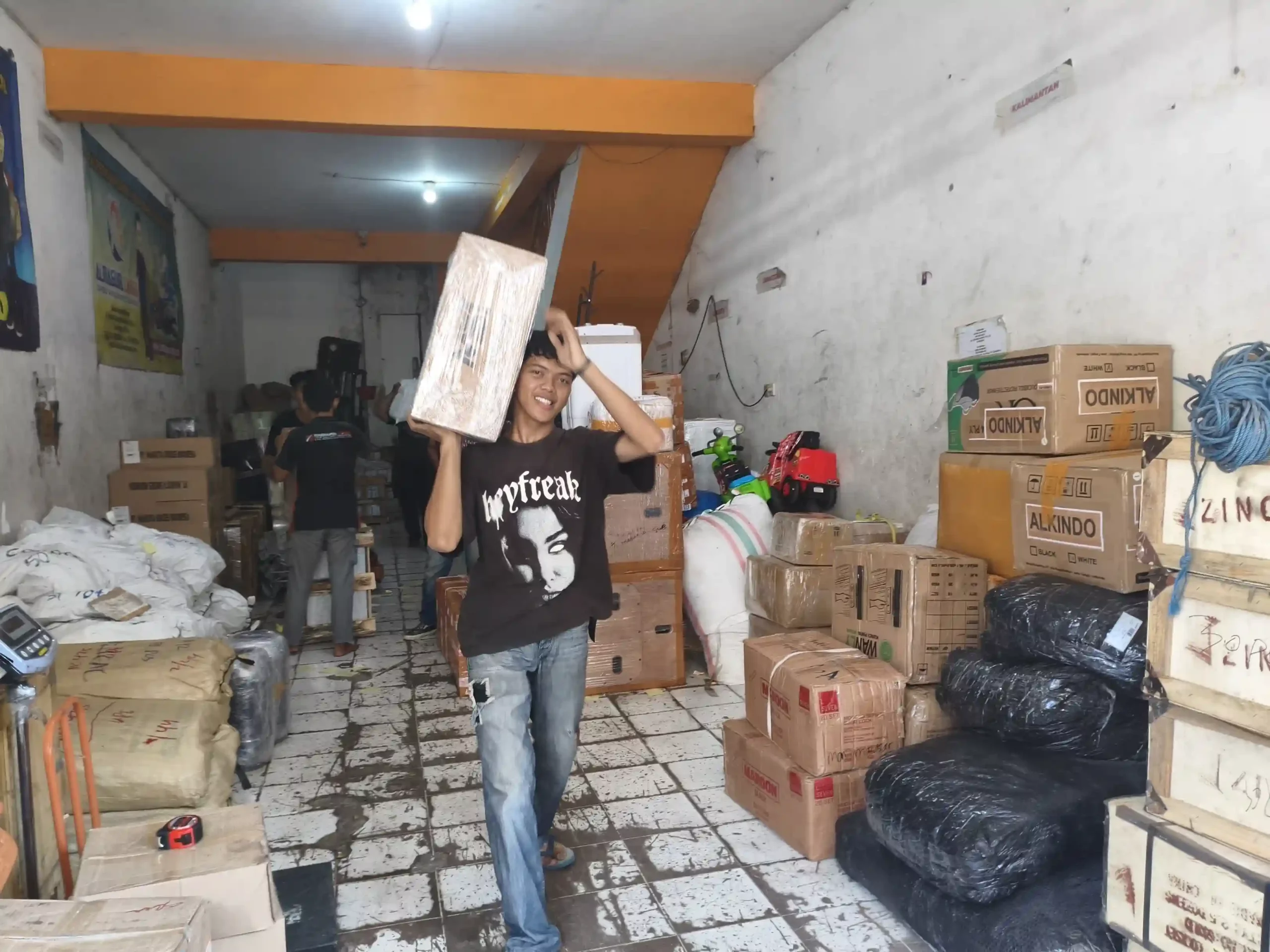 Bagaimana Proses Pengiriman Surabaya Namlea Via Laut dengan Kapal Cargo? 9 Kapal cargo Surabaya Namlea untuk pengangkutan dan distribusi barang melalui jalur laut