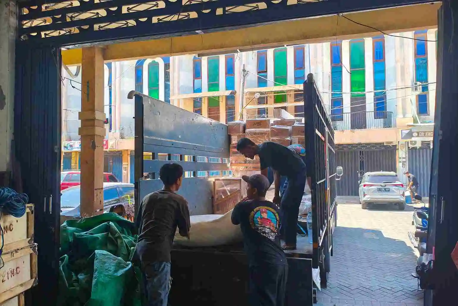 Ekspedisi Kapal Surabaya Pontianak: Cara Kerja dan Proses Pengiriman Barang 8 Kapal cargo Surabaya Pontianak untuk proses pengangkutan barang via laut