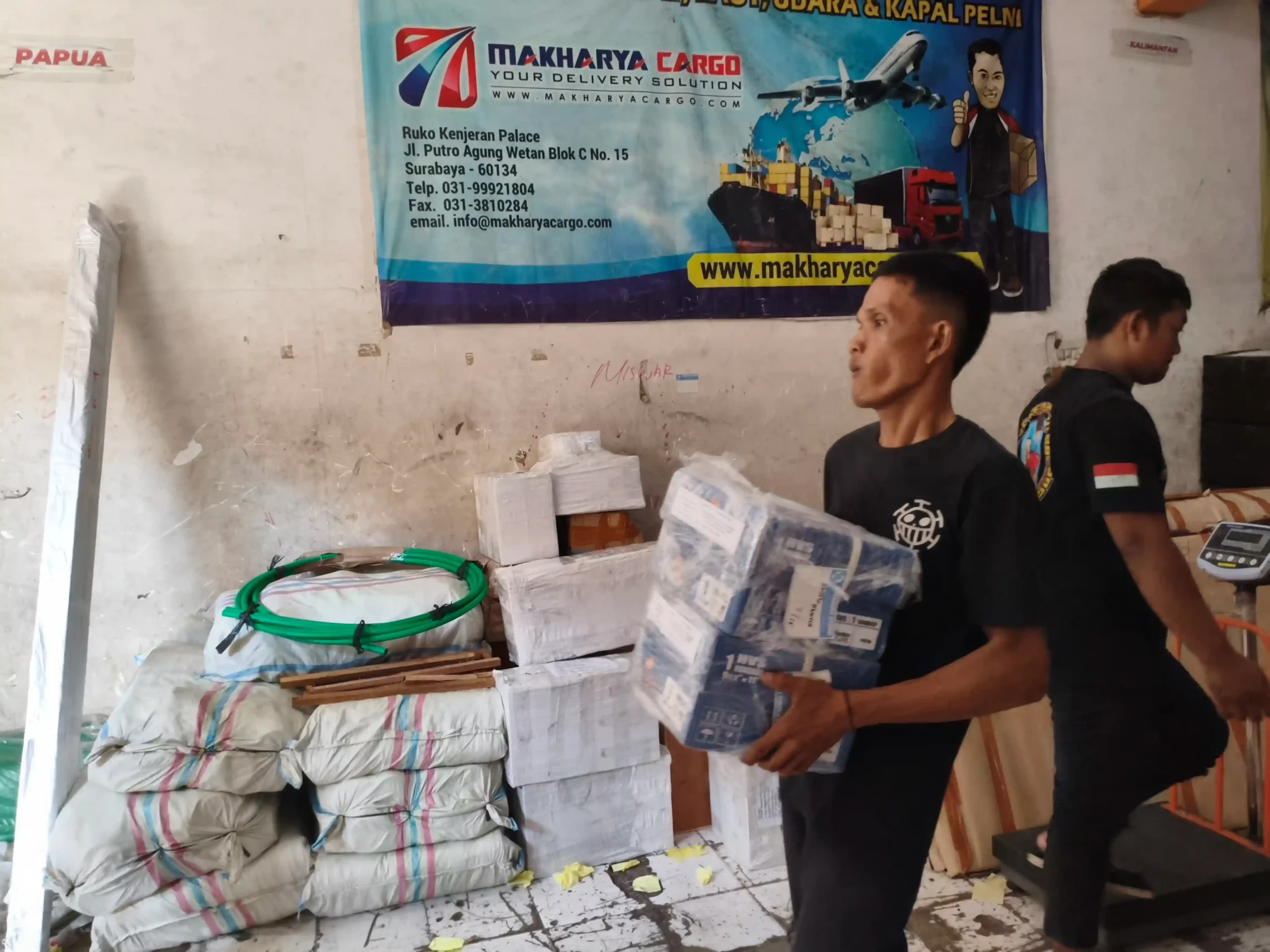 Customer Service Ekspedisi Manado: Solusi Cepat untuk Informasi, Tracking, dan Pengiriman Barang 9 Tim Customer Service Ekspedisi Manado membantu pelanggan memperoleh informasi layanan cargo secara cepat dan profesional.