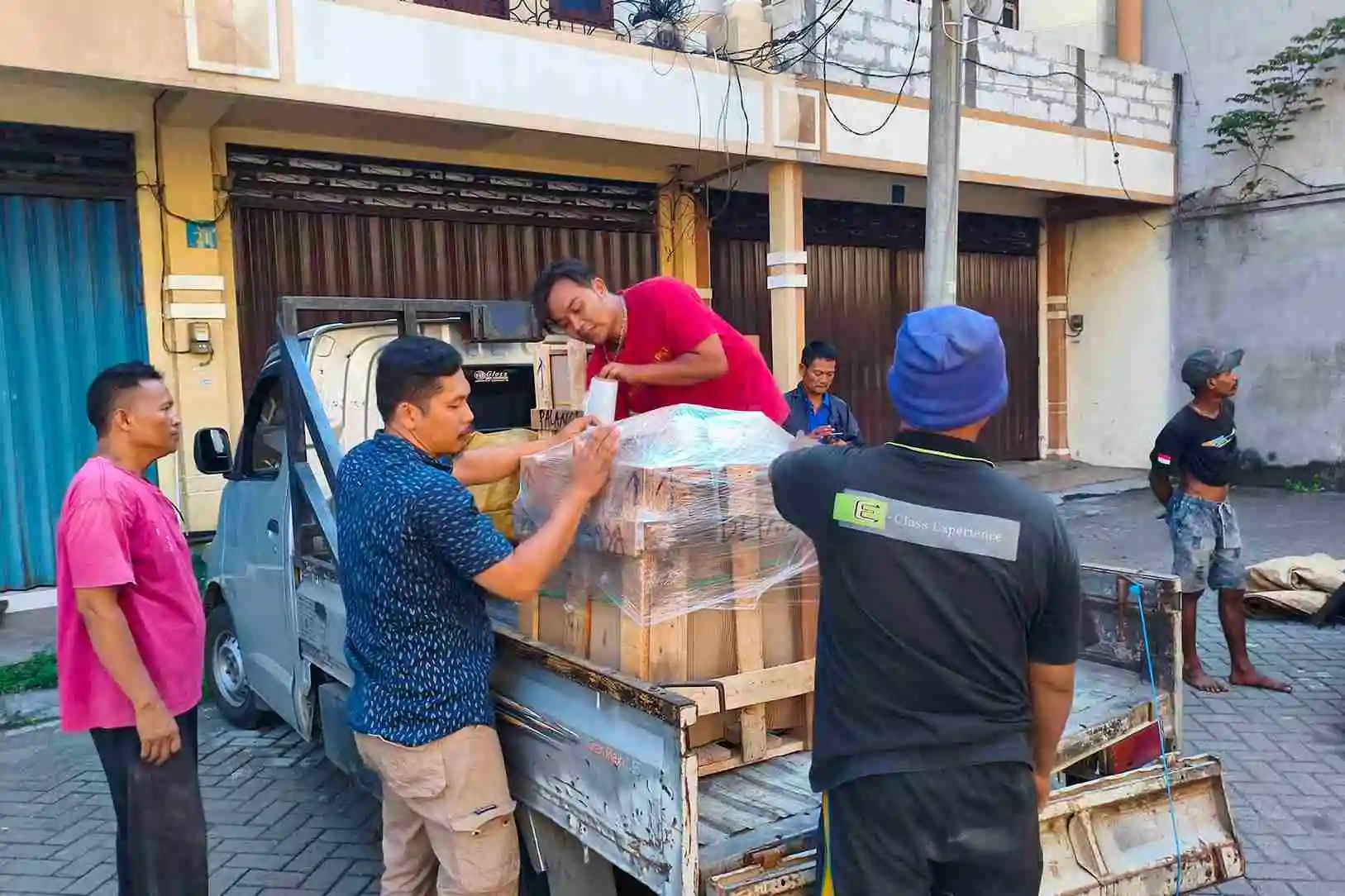 Cara Memilih Ekspedisi Surabaya Pontianak yang Aman dan Sesuai Kebutuhan Pengiriman 8 Layanan pengiriman Surabaya Pontianak untuk kebutuhan cargo dan distribusi barang antarpulau.