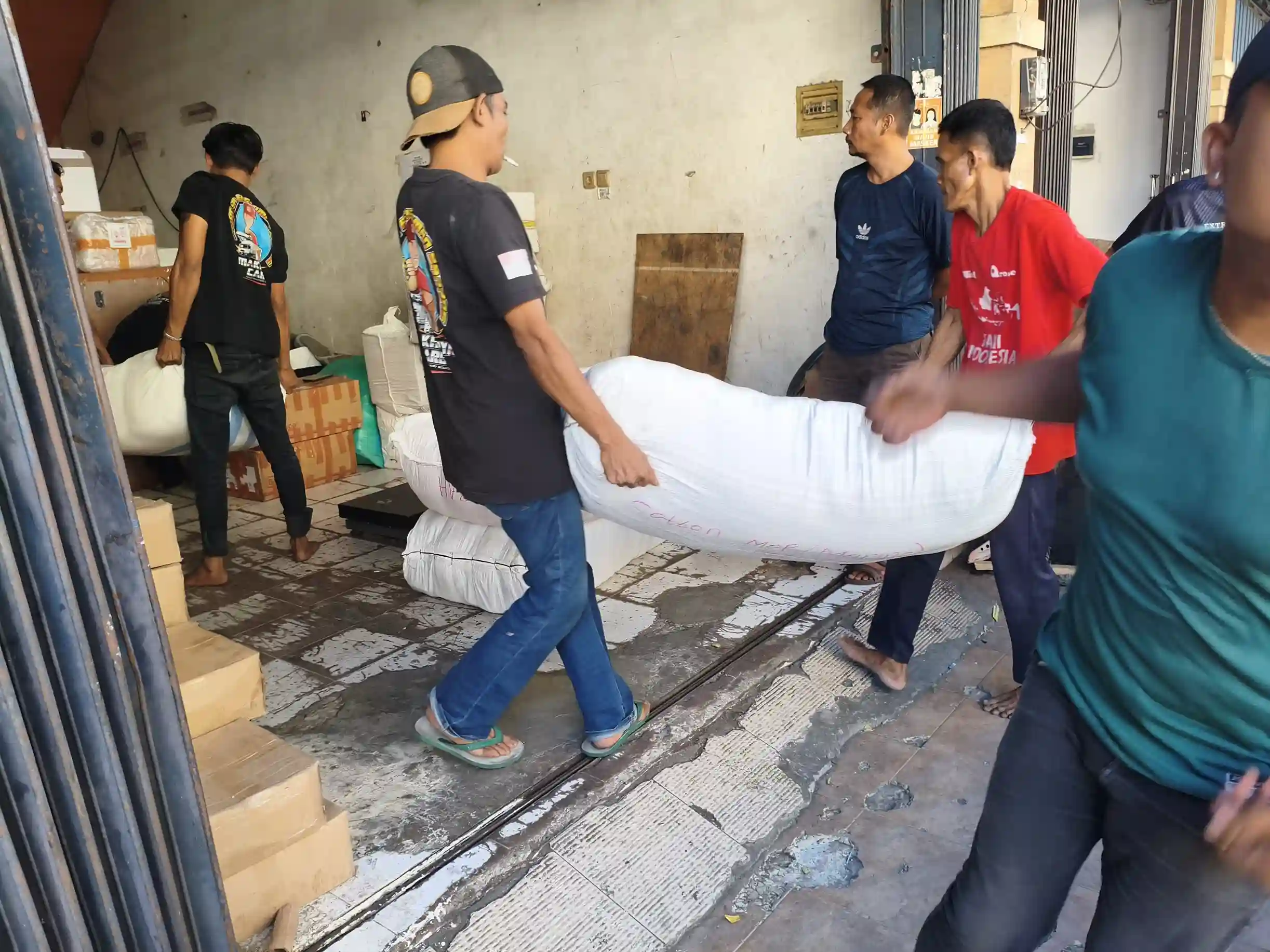 Berapa Minimum Pengiriman Cargo ke Namlea? Ini Ketentuan Beratnya 9 Pengecekan minimal kg cargo Namlea berdasarkan berat aktual dan jumlah koli barang