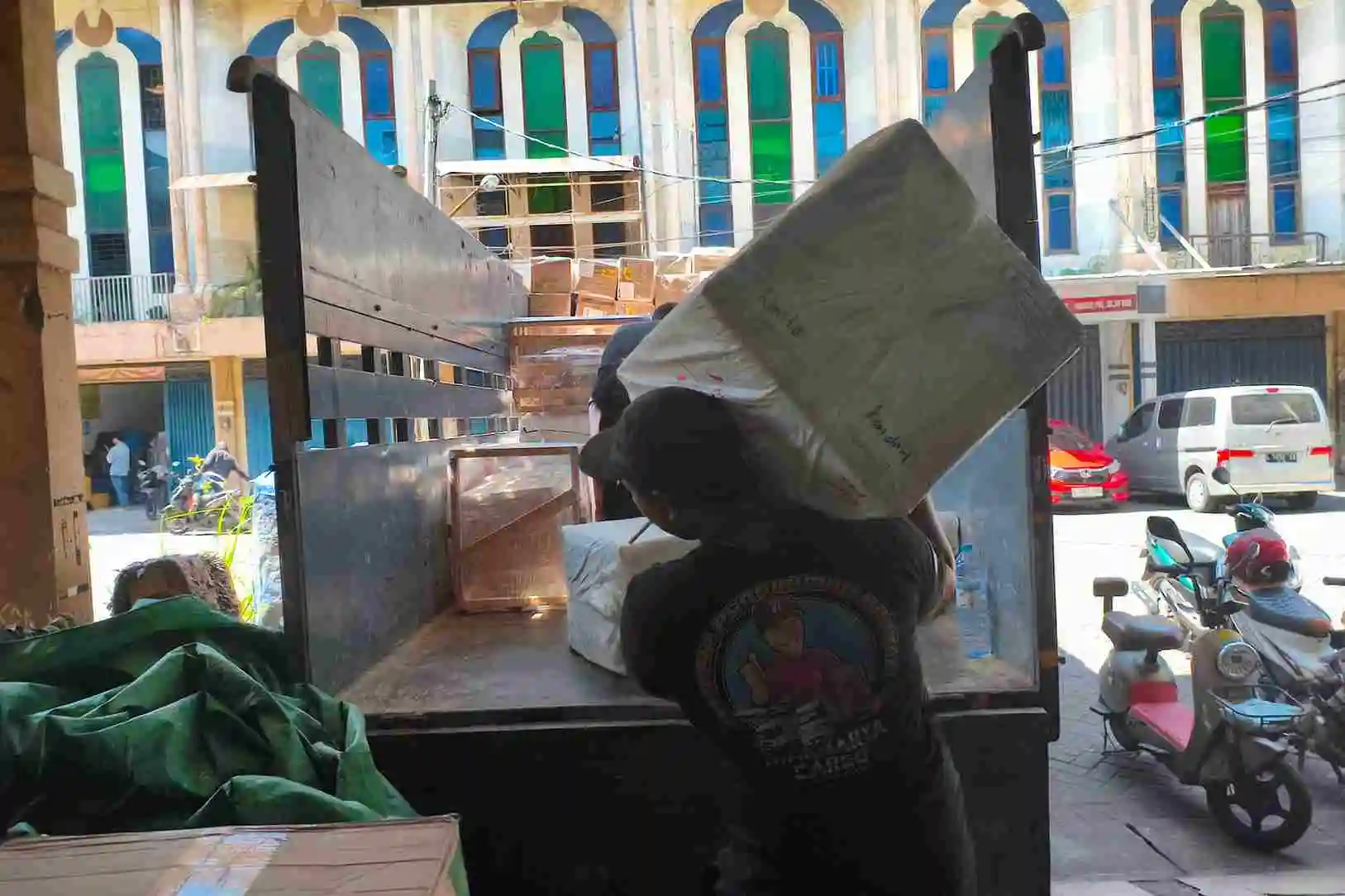 Cara Packing Barang Surabaya Pontianak agar Aman untuk Pengiriman Jarak Jauh 8 Packing barang via laut menggunakan lapisan pelindung yang disesuaikan dengan karakter dan risiko barang.