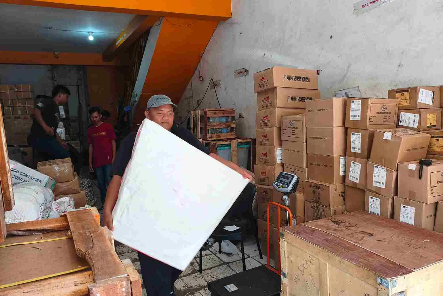 Ekspedisi Laut Surabaya Pontianak: Tarif, Estimasi Waktu, dan Proses Pengiriman 8 Pengiriman laut Surabaya Pontianak melalui jalur cargo antarpulau