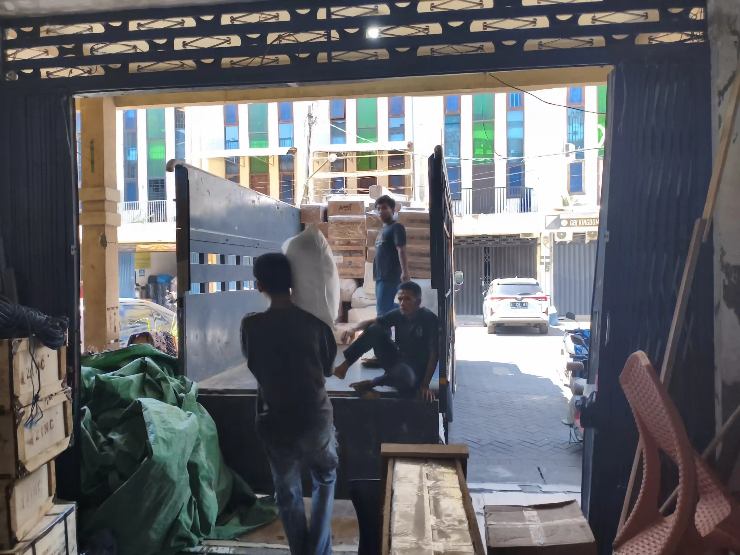 Layanan Door to Door Surabaya Raha: Proses Penjemputan hingga Barang Tiba 9 Penjemputan barang Surabaya Raha dari lokasi pengirim untuk proses pengiriman cargo