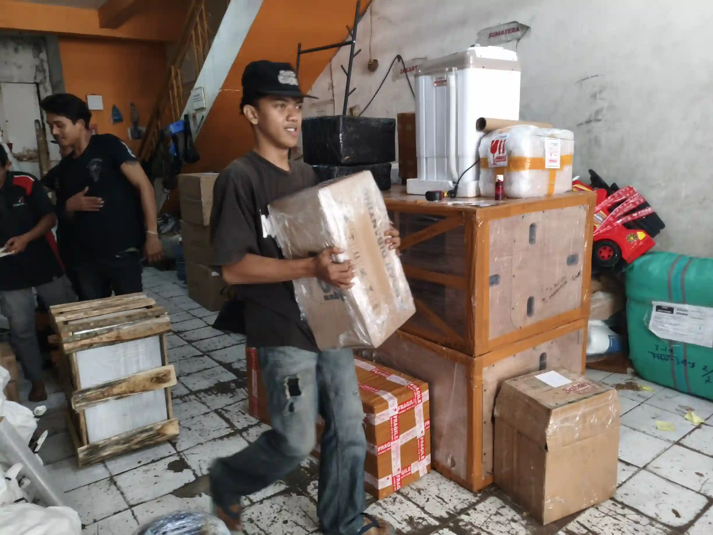 Persiapan barang Surabaya Raha dengan pengecekan kemasan, label, dokumentasi, dan jumlah koli sebelum dikirim