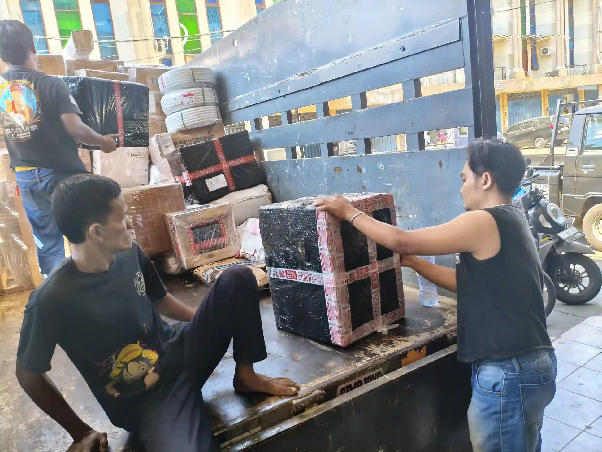 Pertanyaan ekspedisi Surabaya Raha mengenai tarif, minimum kirim, packing, pickup, dan tracking barang