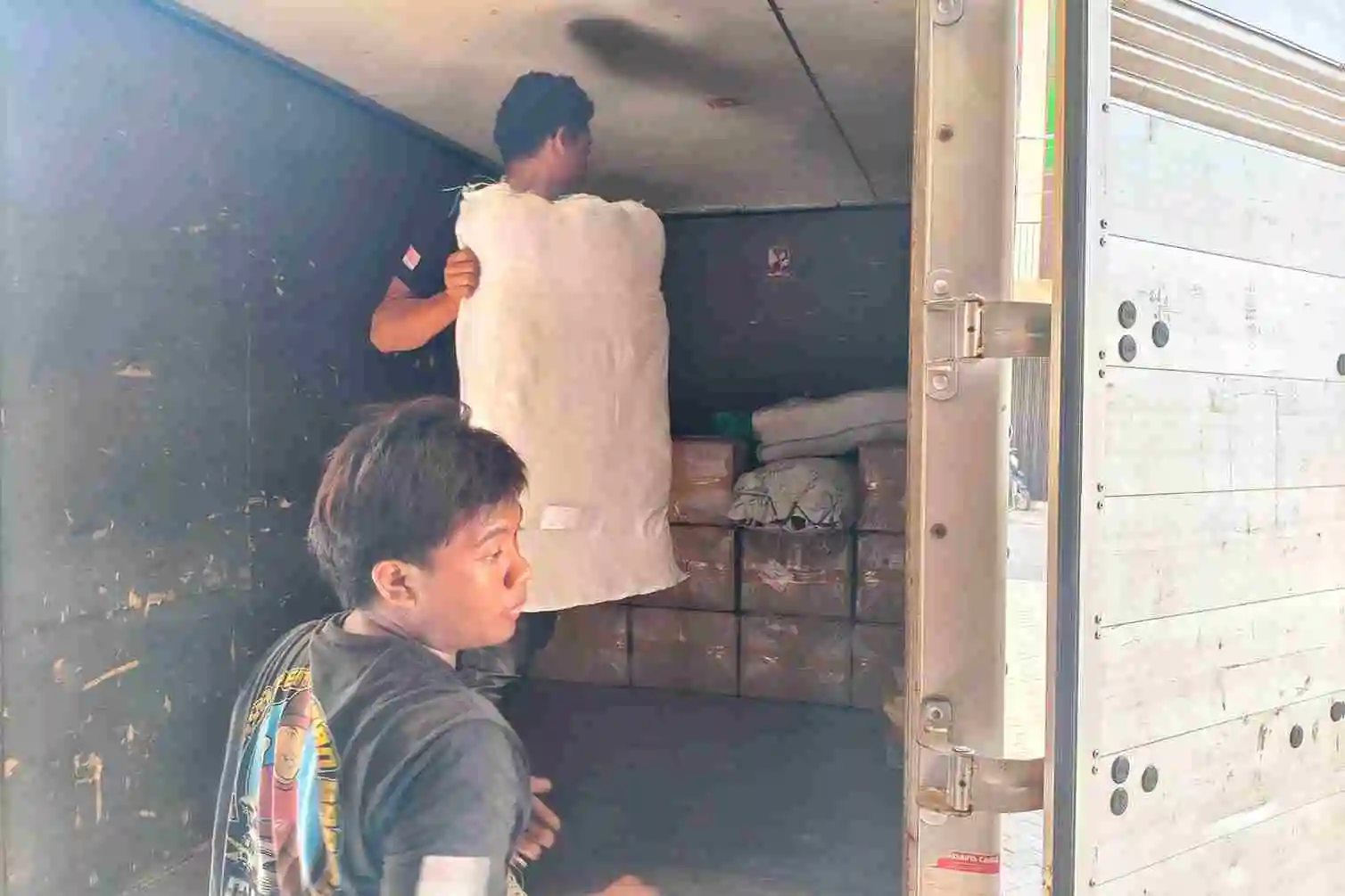 sistem logistik pengiriman antar pulau