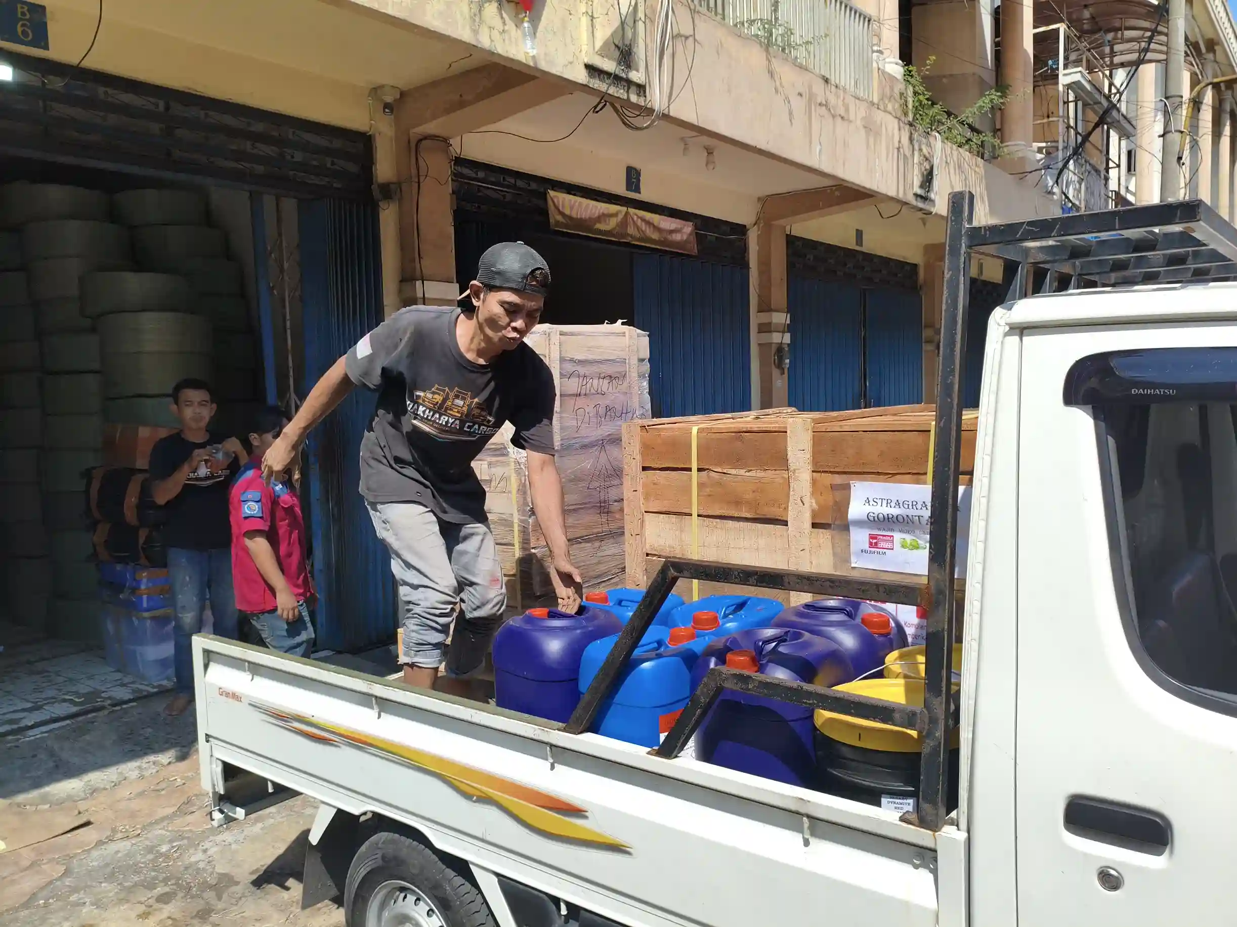 Tracking ekspedisi Surabaya Malinau menggunakan nomor resi untuk mengetahui posisi dan riwayat pengiriman barang.